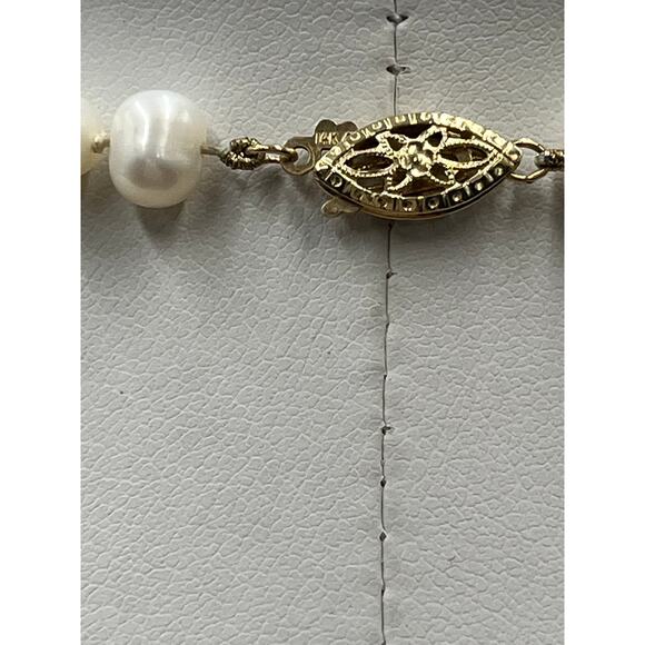 Vintage 18" Cultured Pearl
Necklace 14K Gold Filigree Box Clasp
5-8mm Pearls - Picture 13 of 13